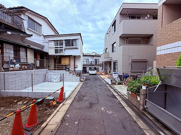 前面道路は見通しが良く、落ち着いた街並みが広がる穏やかな住環境です。周辺には戸建住宅が建ち並び、日々を心地よく過ごせる住環境が魅力。住まうほどに快適さを実感できるロケーションです。