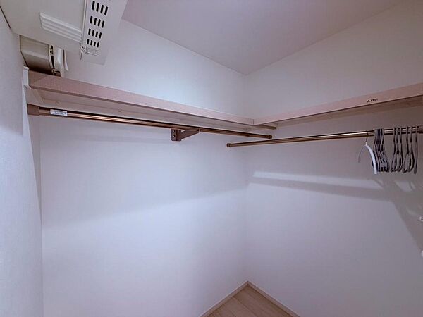衣類をたっぷり収納できる、使い勝手の良いウォークインクローゼットを備えています。衣類やバッグ、小物などをまとめて整理でき、収納力の高さで居室をすっきり保てる便利な空間です。