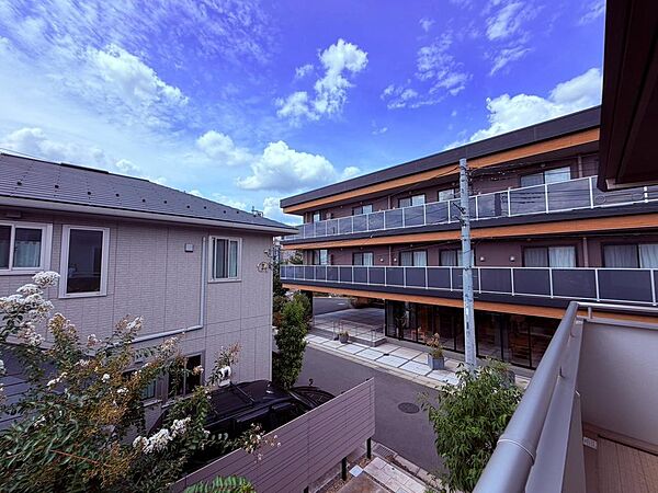視界が広がる開放的な眺望を楽しめる、心地よい住まいです。窓から広がる景色を眺めながら、ゆったりとした時間を過ごせます。日々の暮らしに開放感と心地よさをもたらす、魅力的な住空間です。