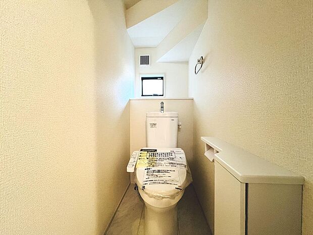 （１号棟参考）トイレ関係の設備も一新されています。もちろん温水洗浄機能付き便座です。気になる水周り関係が新しくなっていると、気持ちよく新生活が始められますね。