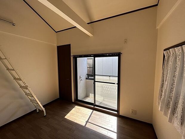 □ロフト付の洋室。窓が2箇所あり明るいです♪天井がお洒落な雰囲気ですね♪