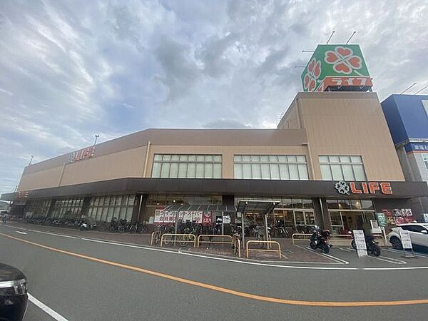 ライフ東淡路店 220m