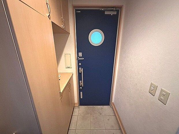青色の玄関扉が印象的な玄関♪