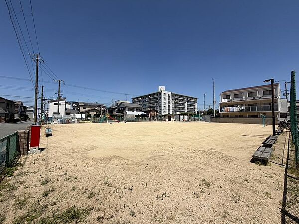 お隣に公園もございます。