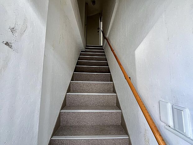 階段を上がって、２階からが住居スペース！