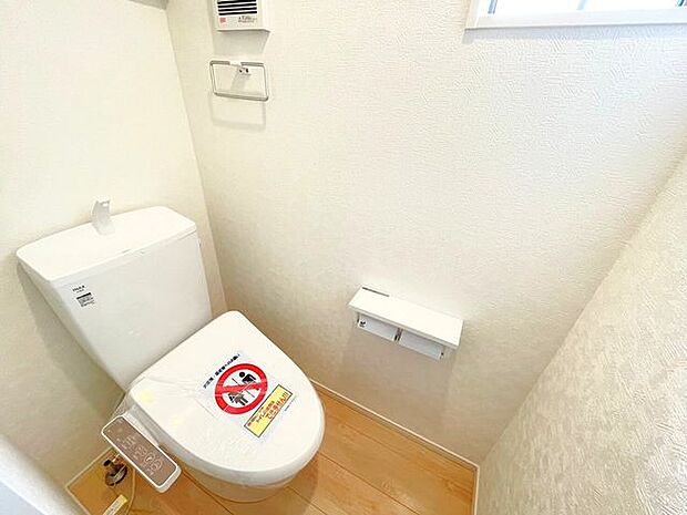 1階トイレ一度に2ロールセットできる2連のペーパーホルダー付き♪交換する手間が減らせます♪
