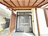 外観：玄関ポーチは屋根付きで、雨天時にゆとりをもって傘をさしたり、たたんだりができます。また、ドアの開閉時に雨風が室内に吹き込みにくいのもうれしいポイントです。