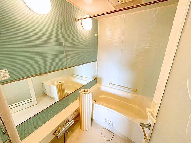 涼しげな壁色が可愛らしい浴室です♪