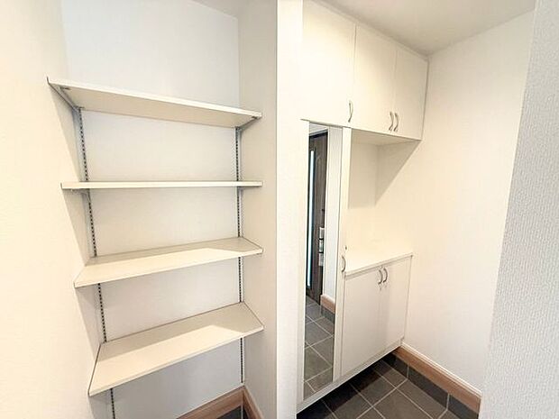 シューズクローク内。たっぷりしまえる収納スペースには身だしなみチェックできる鏡付♪お出かけ前の最終確認ができちゃいますよ♪さらには、鍵をポンと置ける棚もあり、外出がスマートに。