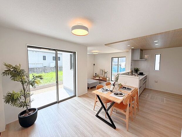 LDK17.37帖♪家具やインテリアなどを合わせやすいシンプルな内装はコーディネートの幅が広がります。食事をしたり、テレビを見たり、家族とともに過ごす場所だからこそ快適で過ごしやすい空間を。