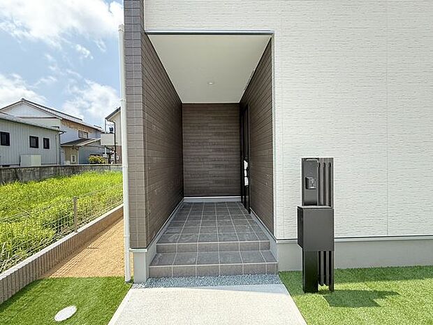 玄関の開閉時に室内が見えてしまうのってなんだかちょっと抵抗がありますよね？こちらのお家は玄関の向きが道路側から見えにくい向きなので、視線が気になりにくいですよ♪