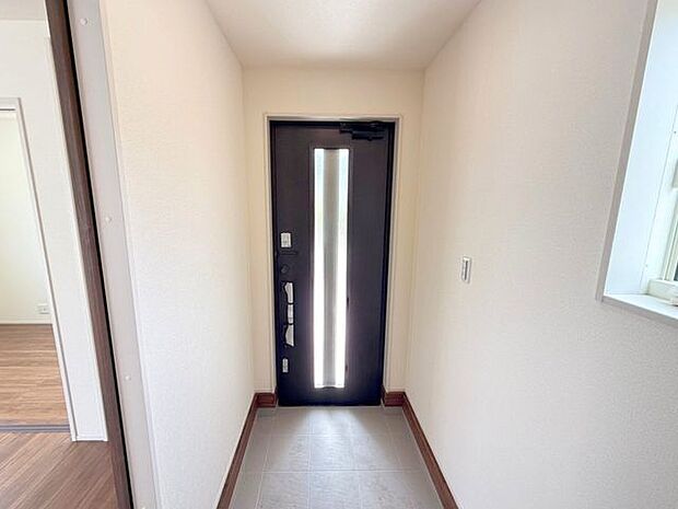 玄関ドアに窓があることで明るい印象に♪なお、こちらの写真には写ってはいませんが、たっぷりしまえる収納スペースがついており、玄関がスッキリ片付きますよ♪