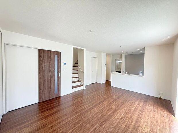 LDK17.38帖♪家具やインテリアなどを合わせやすいシンプルな内装はコーディネートの幅が広がります。食事をしたり、テレビを見たり、家族とともに過ごす場所だからこそ快適で過ごしやすい空間を。