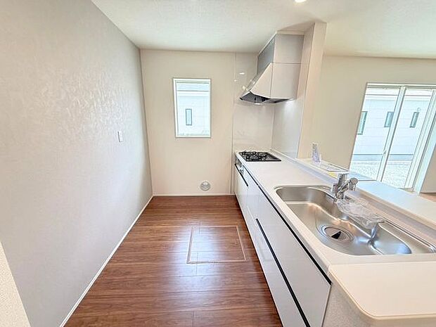 キッチン背面にカップボードを設置希望の方は是非弊社で一度ご相談ください♪様々なバリエーションの中から使いやすさやデザインなどを一緒に楽しく選びましょう♪