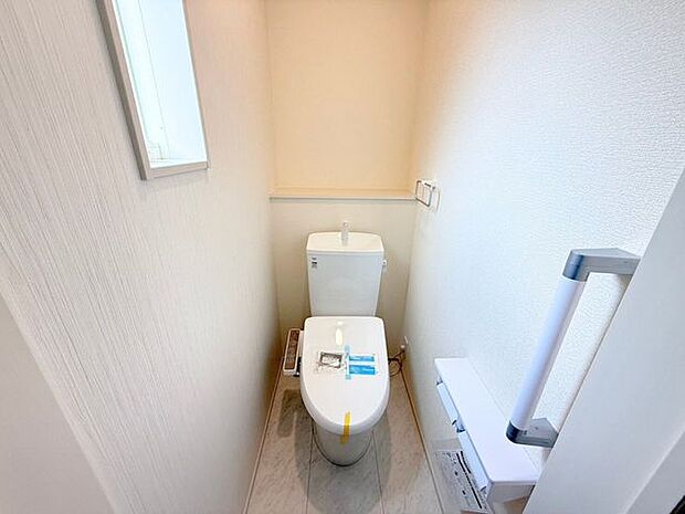 1階トイレ。2連のペーパーホルダーは一度に2ロールセットすることができるので、交換する手間を減らすことができ、棚が付いているのでケータイを置いたり、小物を飾って空間を彩ったりできます♪