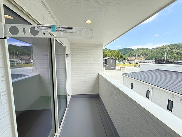 西側屋根付きバルコニー(南向き)は、お天気が変わりやすい時期の心配が軽減され、鳥のフンなどからもお洗濯を守ってくれます。また、陰干ししなければいけない服なども干しやすいです♪