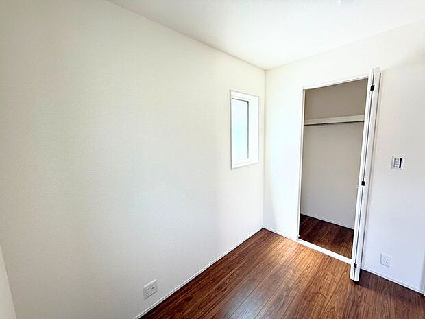 1階3帖洋室。寝室と離れている1階だからこそ、音が出やすいクラフト・音楽鑑賞・ゲームなどの趣味部屋として使いやすいメリットがあります♪また、家事室や家事の合間に休むスペースとしてなども♪