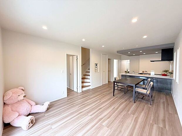 LDK18帖♪家具やインテリアなどを合わせやすいシンプルな内装はコーディネートの幅が広がります。食事をしたり、テレビを見たり、家族とともに過ごす場所だからこそ快適で過ごしやすい空間を。