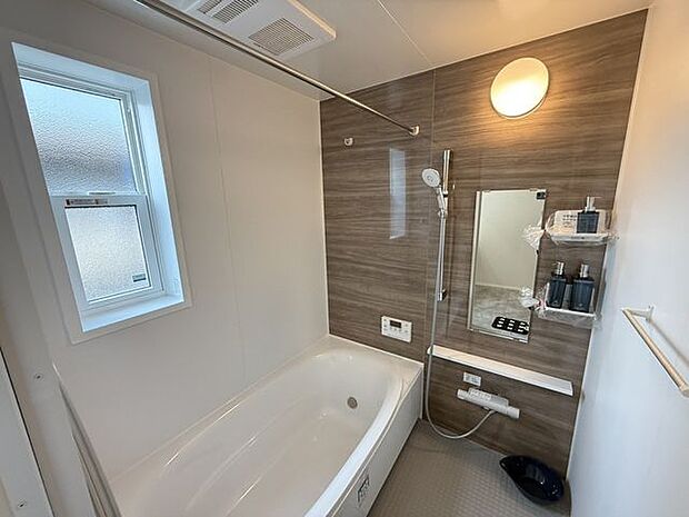 シャワーヘッドの位置を調整できるシャワースライドバー付き。髪を洗う時、体を洗う時、毎日のように使うからこそ、自分の好きな高さで浴びられるちょっとした便利さが嬉しい♪