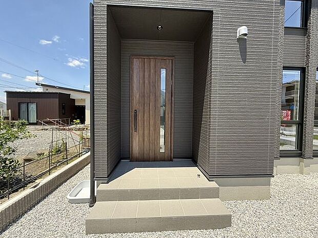 玄関ポーチは屋根付きで、雨天時にゆとりをもって傘をさしたり、たたんだりができます。また、ドアの開閉時に雨風が室内に吹き込みにくいのもうれしいポイントです。