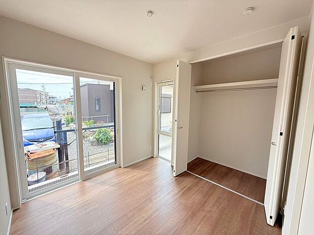 1階4.5帖洋室。生活スタイルに合わせて使用できる1階のお部屋はなにかと便利！収納スペース付きなので、階段の昇り降りが辛くなってくる老後のためにも寝室として使用できるお部屋があると助かります♪