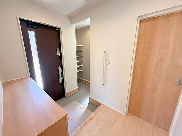 玄関ドアに窓があることで開放的で明るい印象に。また、背の低い玄関収納は、玄関での存在感・圧迫感が少なく天板の上も使えるスペースですので、花や観葉植物を飾れば玄関が華やかに♪