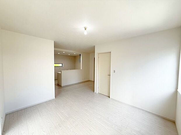 LDK16帖♪家具やインテリアなどを合わせやすいシンプルな内装はコーディネートの幅が広がります。食事をしたり、テレビを見たり、家族とともに過ごす場所だからこそ快適で過ごしやすい空間を。