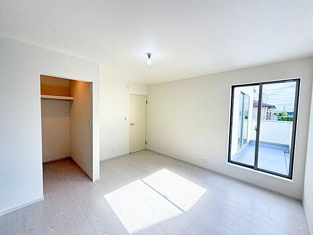 2階8.3帖洋室。収納豊富なウォークインクローゼット付！たっぷりしまえる収納スペースがあるとお部屋がスッキリ片付きますよ♪また、洋服の出し入れがしやすいとお出掛けも楽しくなりそうです。