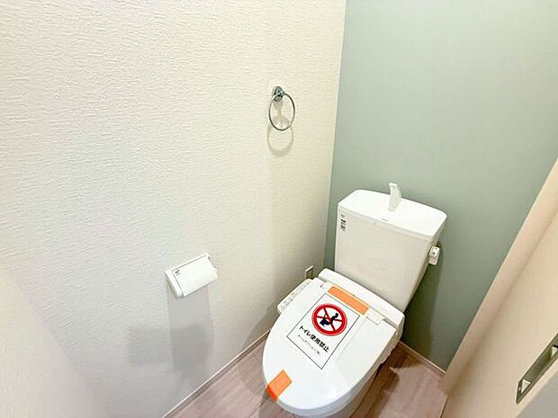 1階トイレ。シンプルな内装と清潔感のある白いトイレ。毎日のトイレタイムは落ち着ける空間がいいですよね。手洗い付きのトイレなので手を洗うこともでき、また、タオルを設置できるタオル掛け付き。