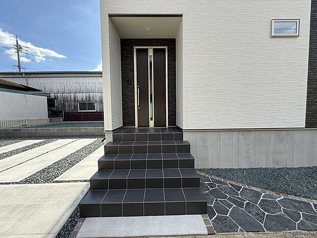 玄関ポーチは屋根付きで、雨天時にゆとりをもって傘をさしたり、たたんだりができます。また、ドアの開閉時に雨風が室内に吹き込みにくいのもうれしいポイントです。