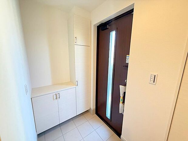 玄関ドアが窓付きなので明るい印象に。また、たっぷりしまえる収納スペース付きなので、きちんと片付いて気分スッキリ♪鍵をポンとおいて置ける棚もあり、外出がスマートに。