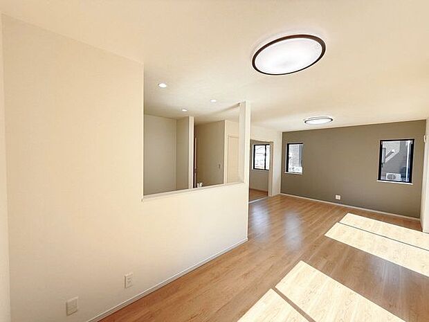 LDK17.8帖♪家具やインテリアなどを合わせやすいシンプルな内装はコーディネートの幅が広がります。食事をしたり、テレビを見たり、家族とともに過ごす場所だからこそ快適で過ごしやすい空間を。