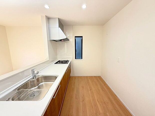 キッチン背面にカップボードを設置希望の方は是非弊社で一度ご相談ください♪様々なバリエーションの中から使いやすさやデザインなどを一緒に楽しく選びましょう♪