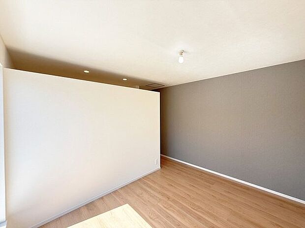 2階6.8帖洋室。収納豊富なウォークインクローゼット付！たっぷりしまえる収納スペースがあるとお部屋がスッキリ片付きますよ♪また、洋服の出し入れがしやすいとお出掛けも楽しくなりそうです。