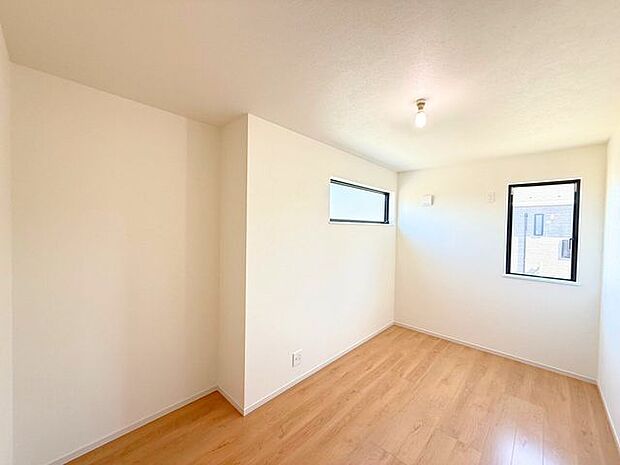 2階北側6帖洋室。家具やインテリアなどを合わせやすいシンプルな内装はコーディネートの幅が広がります。自分らしさあふれる好きなものを詰め込んだ癒しのプライベート空間をつくる楽しさを。