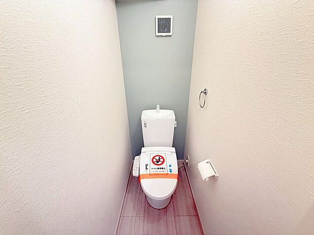 1階トイレ。シンプルな内装と清潔感のある白いトイレ。毎日のトイレタイムは落ち着ける空間がいいですよね。手洗い付きのトイレなので手を洗うこともでき、また、タオルを設置できるタオル掛け付きです。