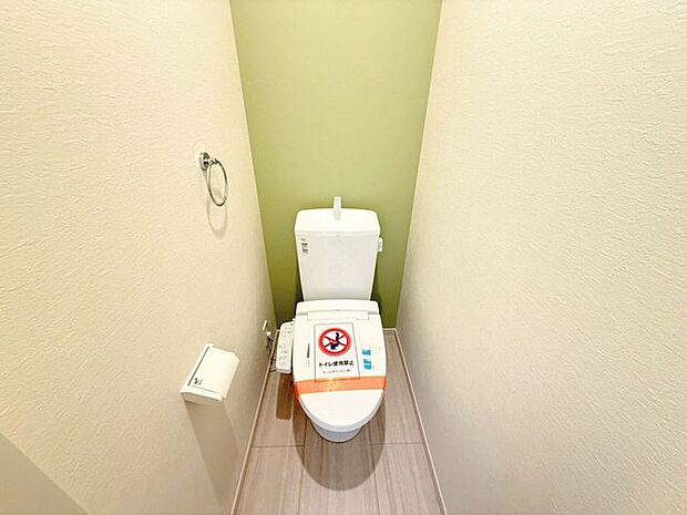 2階トイレ。シンプルな内装と清潔感のある白いトイレ。毎日のトイレタイムは落ち着ける空間がいいですよね。2階にもトイレが設置されているので、朝のトイレ渋滞がおきにくいです。