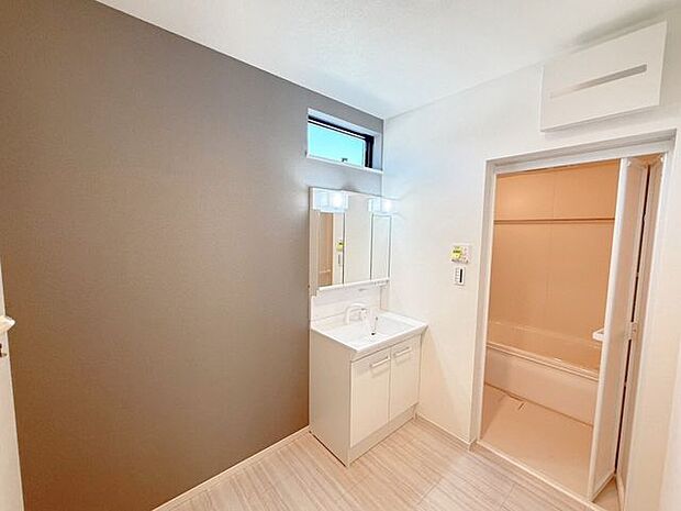 洗面台は横顔もチェックしやすい3面の鏡。鏡後ろは収納スペースとなっており、歯ブラシなどをしまえて便利です。また、洗面下にも収納スペースがあり、入浴剤やお風呂用洗剤などをしまっておけます。