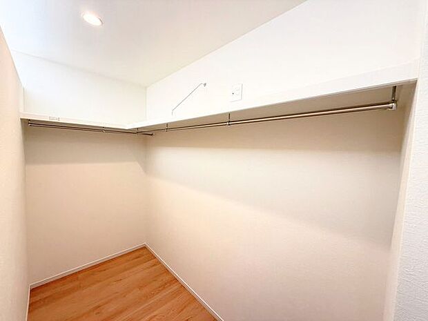 2階6.8帖洋室のウォークインクローゼット。衣類はもちろん、カバンや靴などの小物や、スーツケースなどの大きめな物も収納できるので、旅行や出張時の準備もスムーズに。