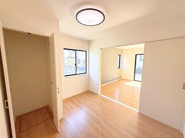 1階4.8帖洋室。生活スタイルに合わせて使用できる1階のお部屋はなにかと便利！収納スペース付きなので、階段の昇り降りが辛くなってくる老後のためにも寝室として使用できるお部屋があると助かります♪