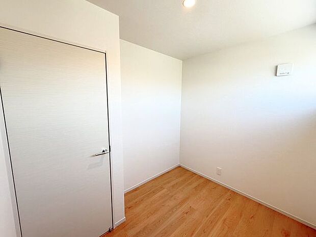 納戸3.5帖。夏の扇風機や冬のヒーターなど、その時期活躍してくれた家電も季節が過ぎてしまうと置き場所に困ったりしますよね。そんな時にしまえて便利な納戸付きです！