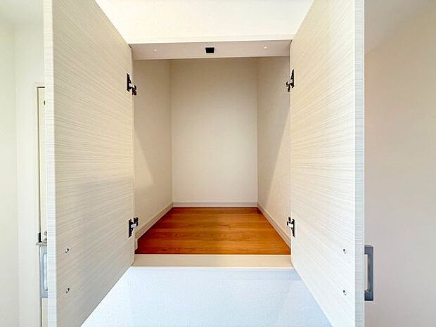 トイレットペーパーなどの日用品をしまえる2階の廊下収納♪居室の収納とは別に収納スペースがあることで、気兼ねなくサッとしまえてサッと取り出せます。
