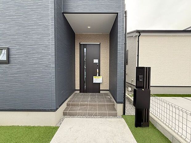 玄関ポーチは屋根付きで、雨天時にゆとりをもって傘をさしたり、たたんだりができます。また、ドアの開閉時に雨風が室内に吹き込みにくいのもうれしいポイントです。