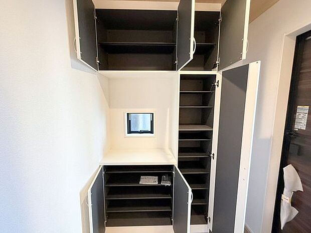 玄関収納。玄関がスッキリ片付く収納スペース付き♪たっぷり収納できると新しい靴が欲しくなりそう♪また、見やすい収納はお出掛け時の靴選びも楽しくなりそうです。