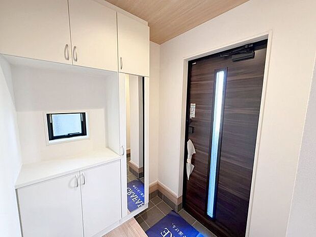 玄関ドアと壁に窓があることで開放的で明るい印象に。また、たっぷりしまえる収納スペース付きで、片付いて気分スッキリ♪さらには身だしなみチェックできる鏡付きでお出かけ前の最終確認を♪