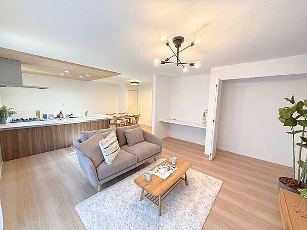 LDK20.87帖♪家具やインテリアなどを合わせやすいシンプルな内装はコーディネートの幅が広がります。食事をしたり、テレビを見たり、家族とともに過ごす場所だからこそ快適で過ごしやすい空間を。