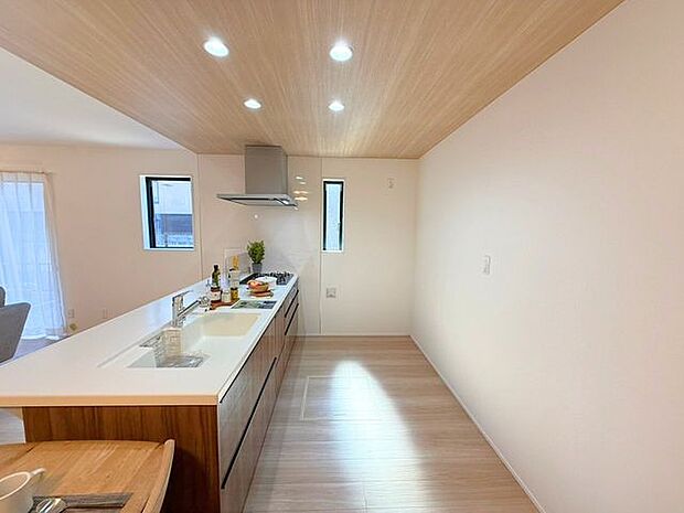 キッチン背面にカップボードを設置希望の方は是非弊社で一度ご相談ください♪様々なバリエーションの中から使いやすさやデザインなどを一緒に楽しく選びましょう♪