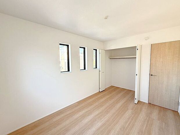 2階6帖洋室。たっぷりしまえるクローゼット付で毎日のコーディネートが楽しくなります。「今日は何を着ようかな?」心をウキウキさせながら、お気に入りの服を選ぶ楽しみを。