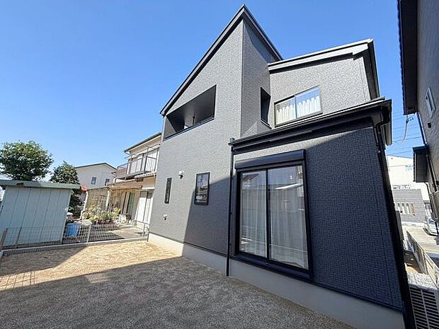 春にはチューリップ、夏にはヒマワリ、秋にはコスモス、冬にはパンジー。花壇をつくって四季折々の花々を楽しむ喜びを味わいませんか？色とりどりの花々は気分も明るく華やかになりますよ♪