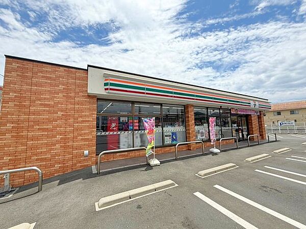 コンビニ セブンイレブン三ケ日西天王町 2600m